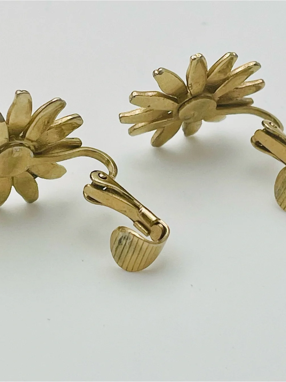Vintage White & Yellow Enamel Daisy Clip-On Earrings. Mid century Modern